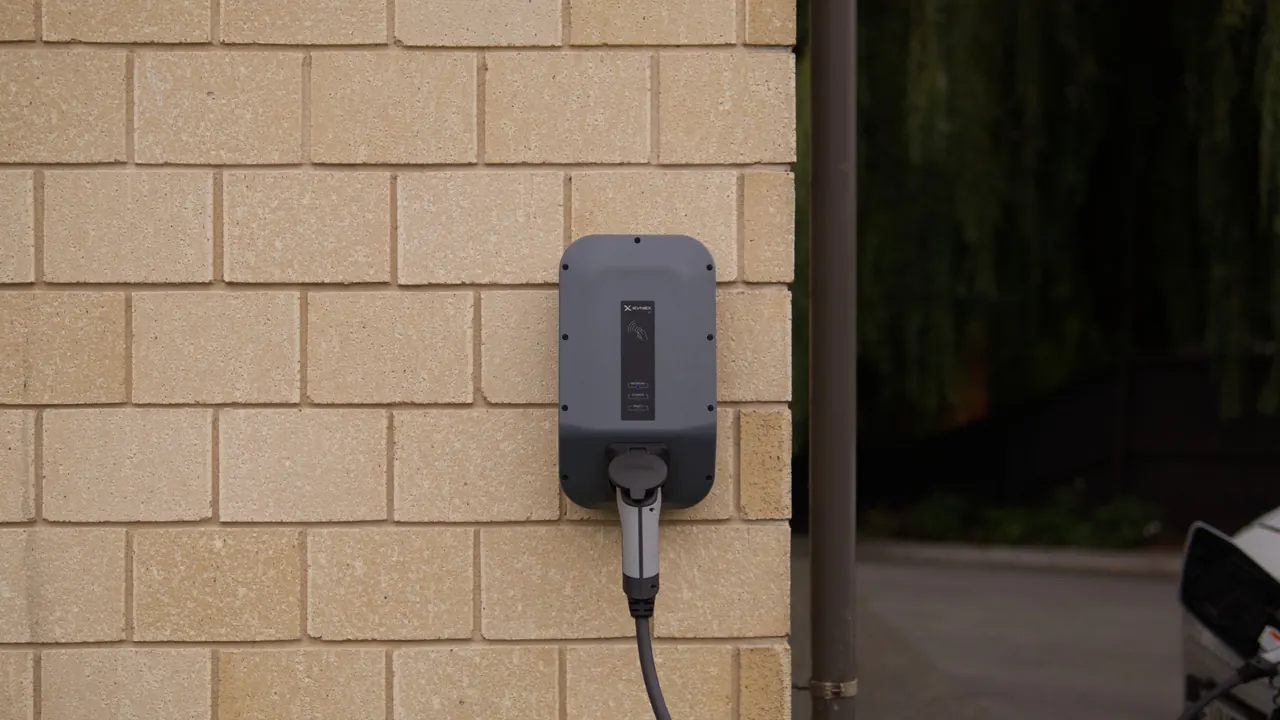 Installation d’une borne de recharge IRVE par un électricien chez un particulier.