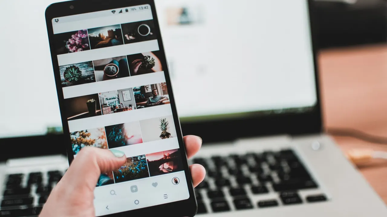 Personne consultant son smartphone pour trouver un professionnel