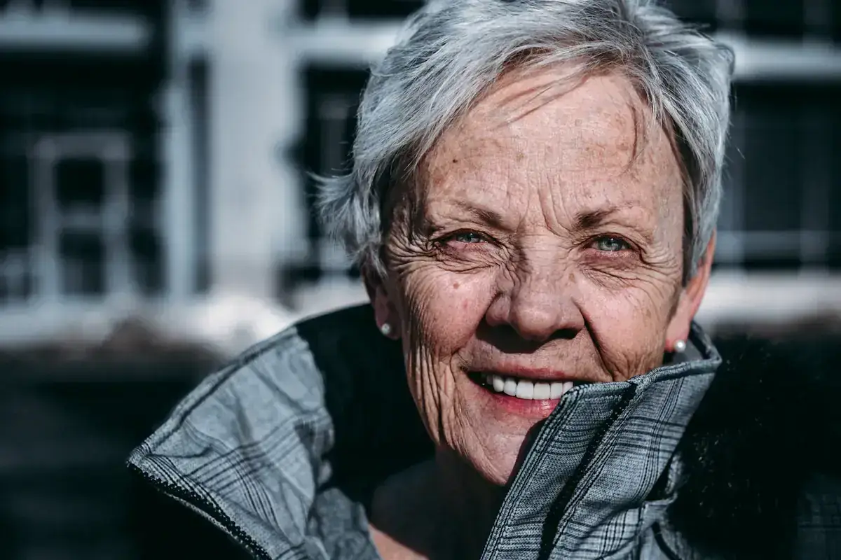 Portrait d’une dame âgée souriante