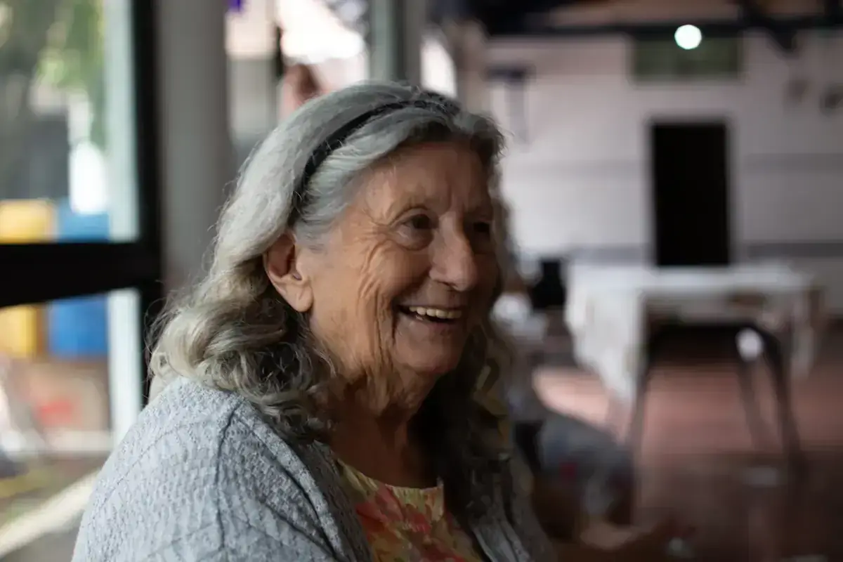Dame âgée qui sourit pendant une conversation