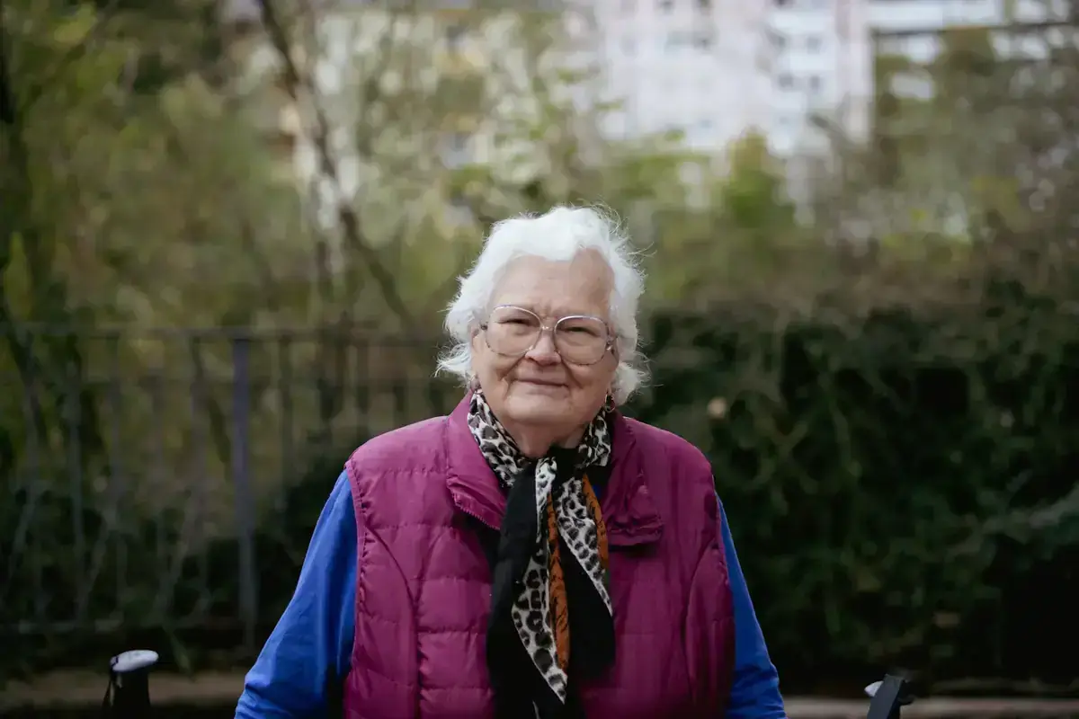 Dame âgée souriante dans un jardin