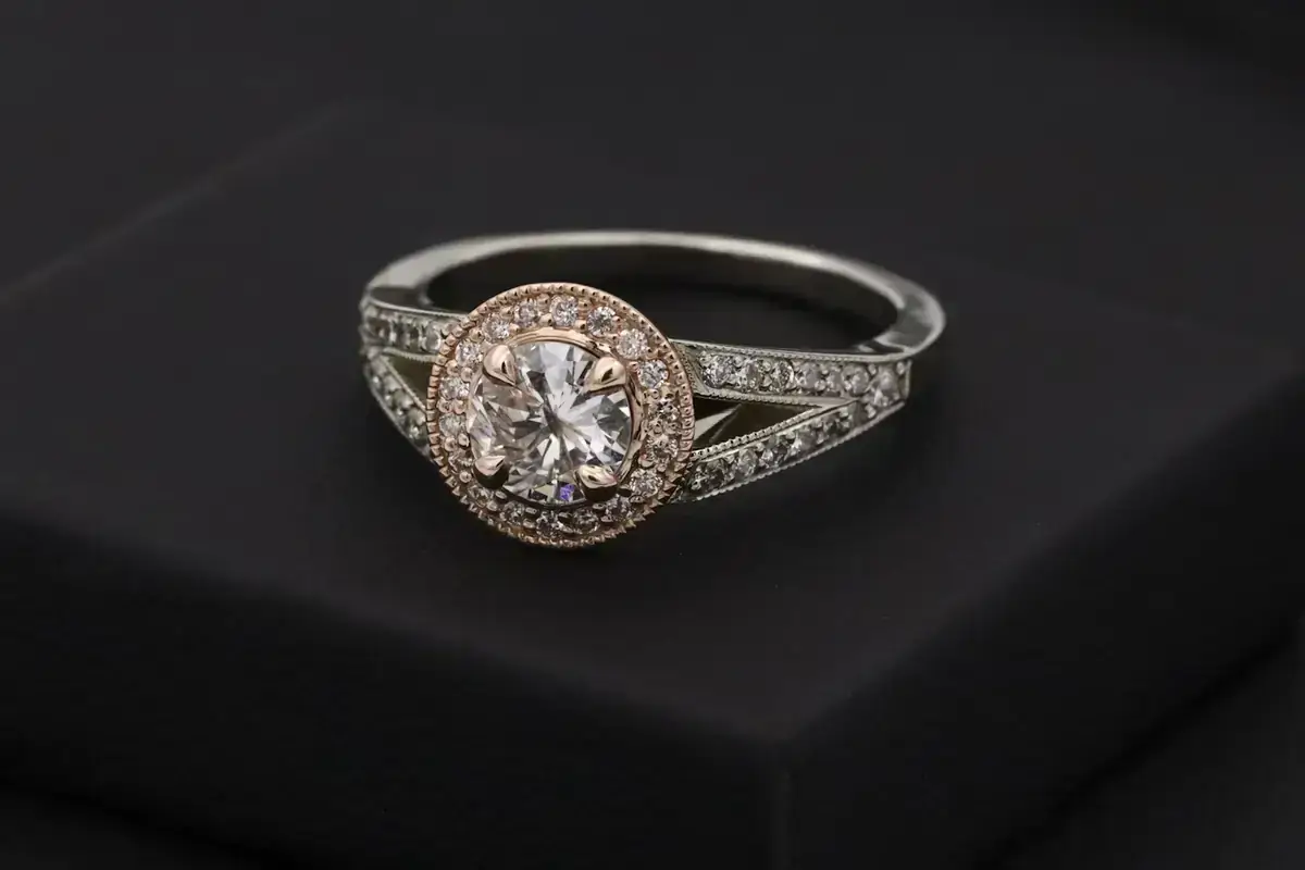 Bague de fiançailles sertie de diamants sur un écrin noir