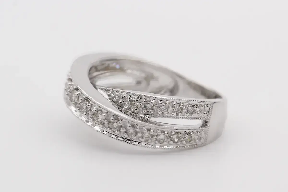 Bague en or blanc sertie