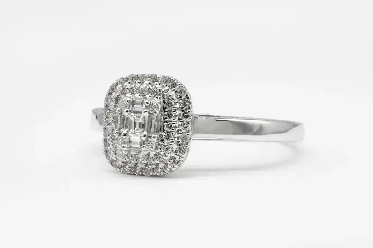 Bague halo en diamants