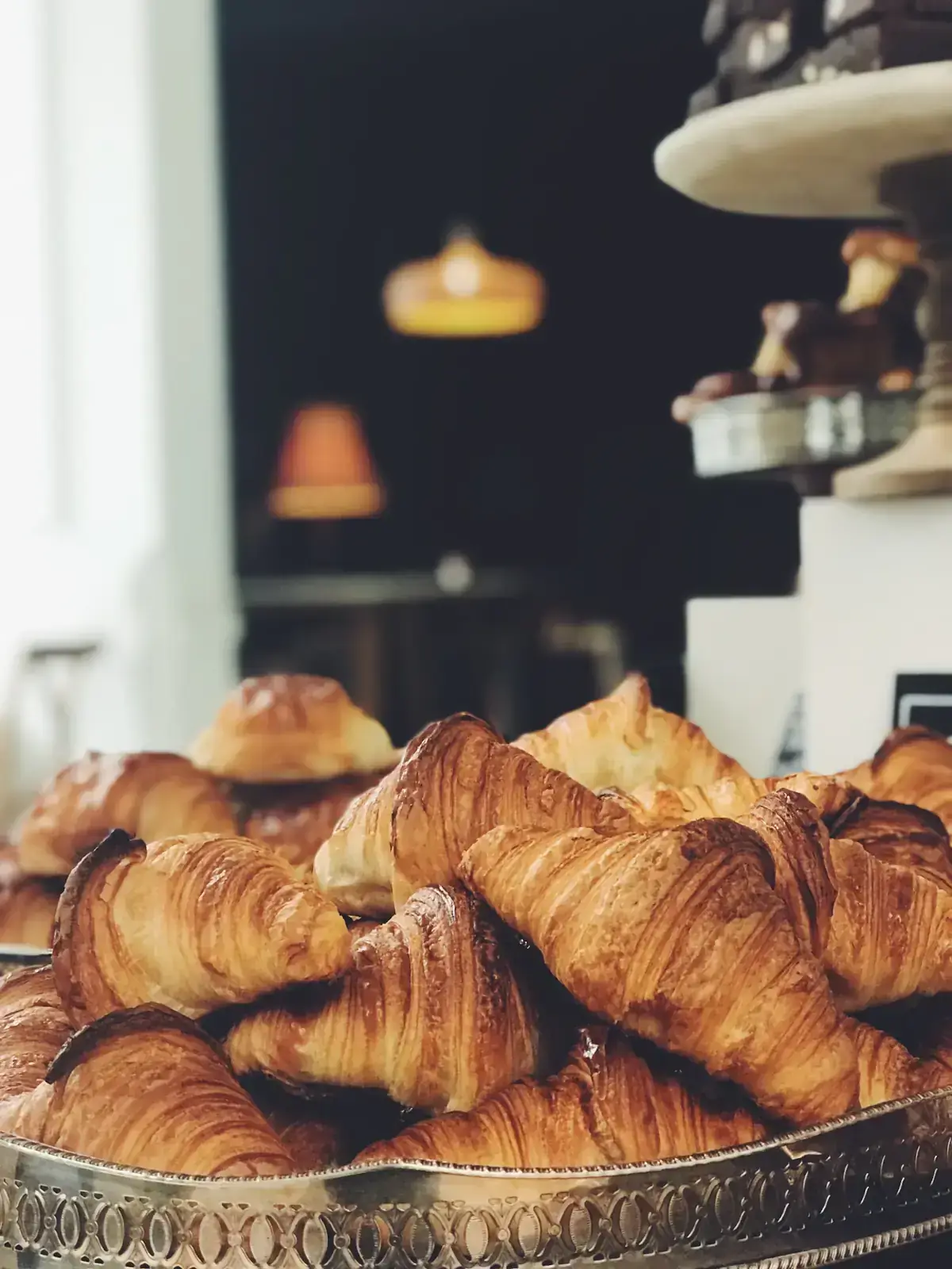 Croissants empilés dans un plateau