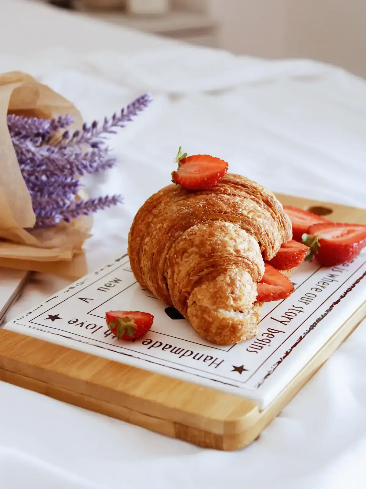 Croissant et fraises sur une planche