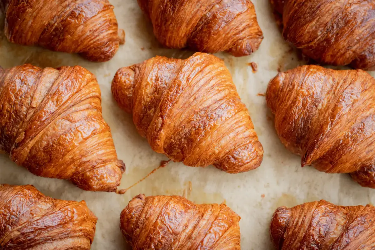 Croissants dorés sortis du four
