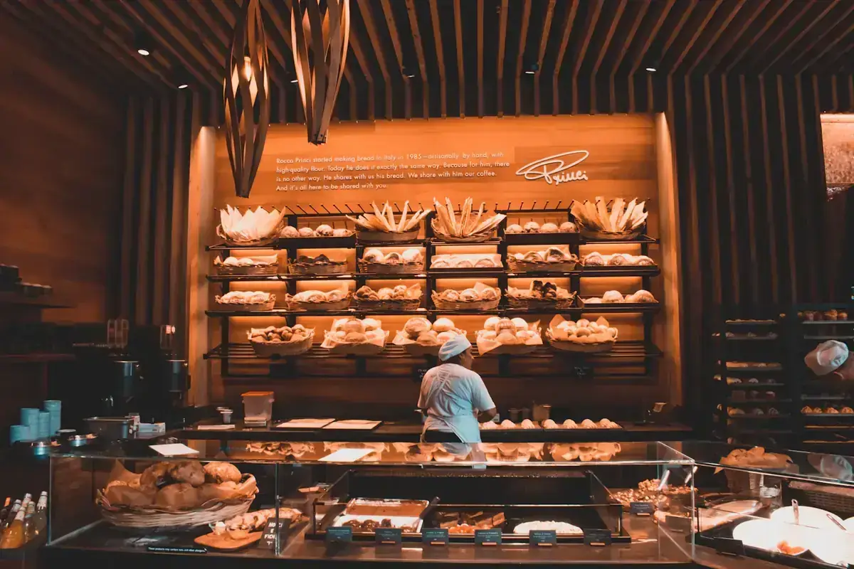 Comptoir lumineux d’une boulangerie avec ses étagères de pains