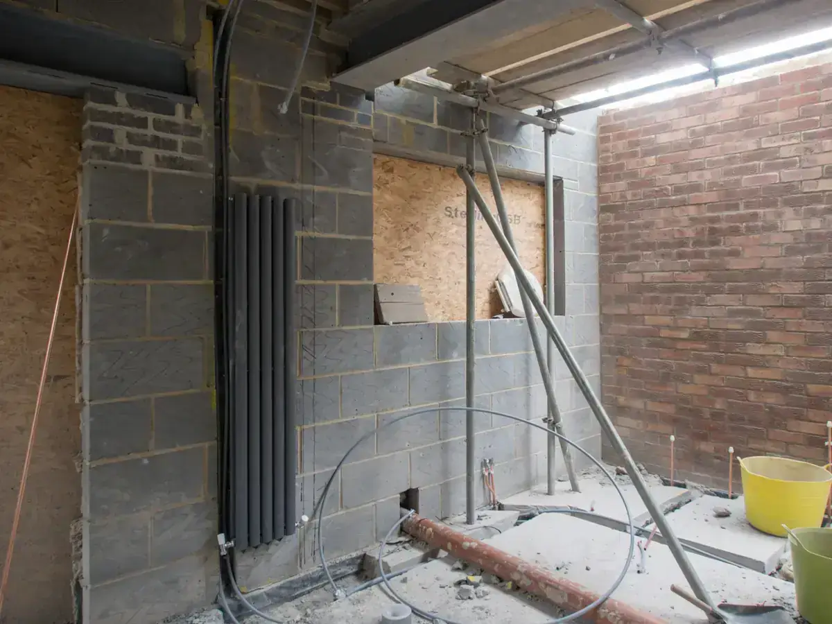 Radiateur installé dans une maison en travaux