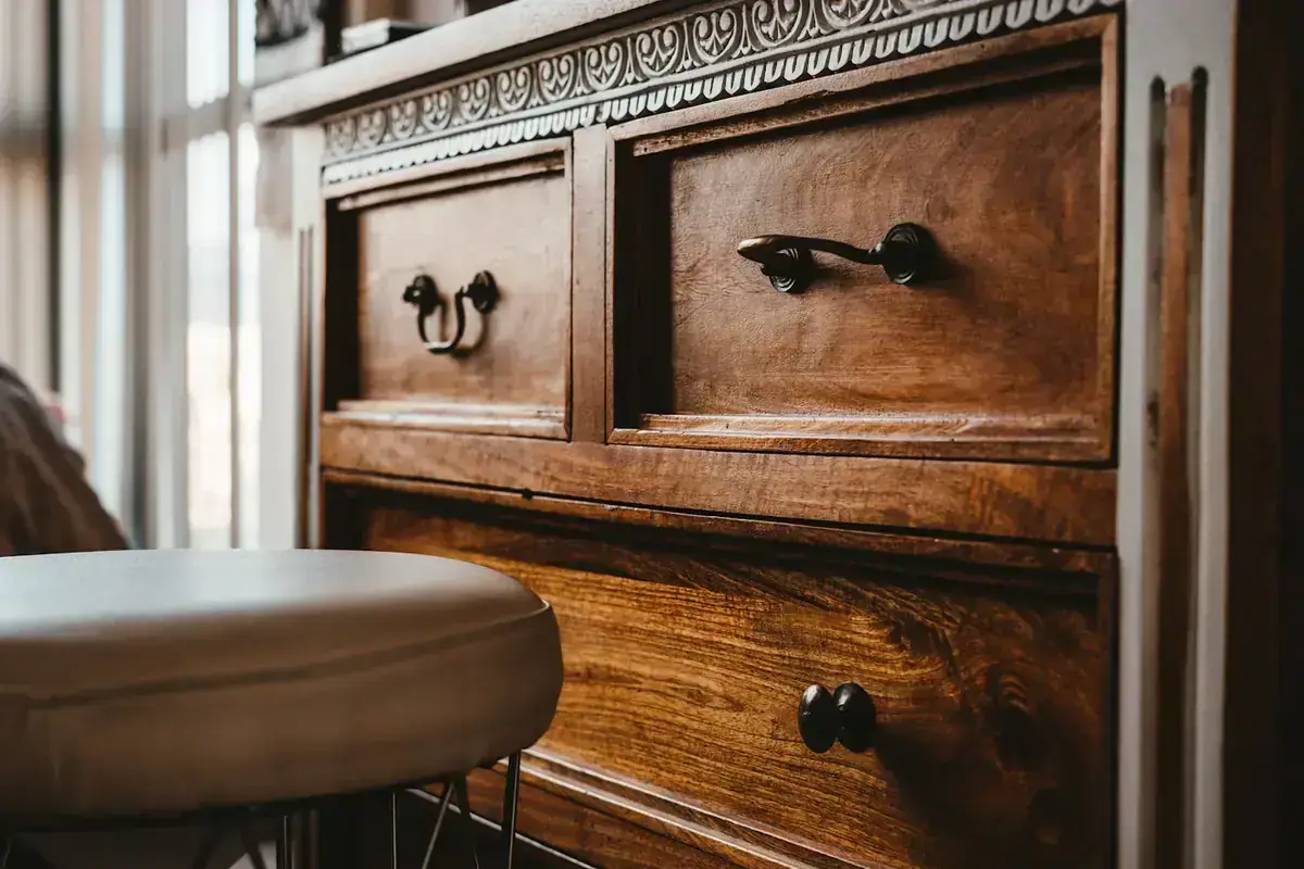Commode en bois massif avec poignées en laiton