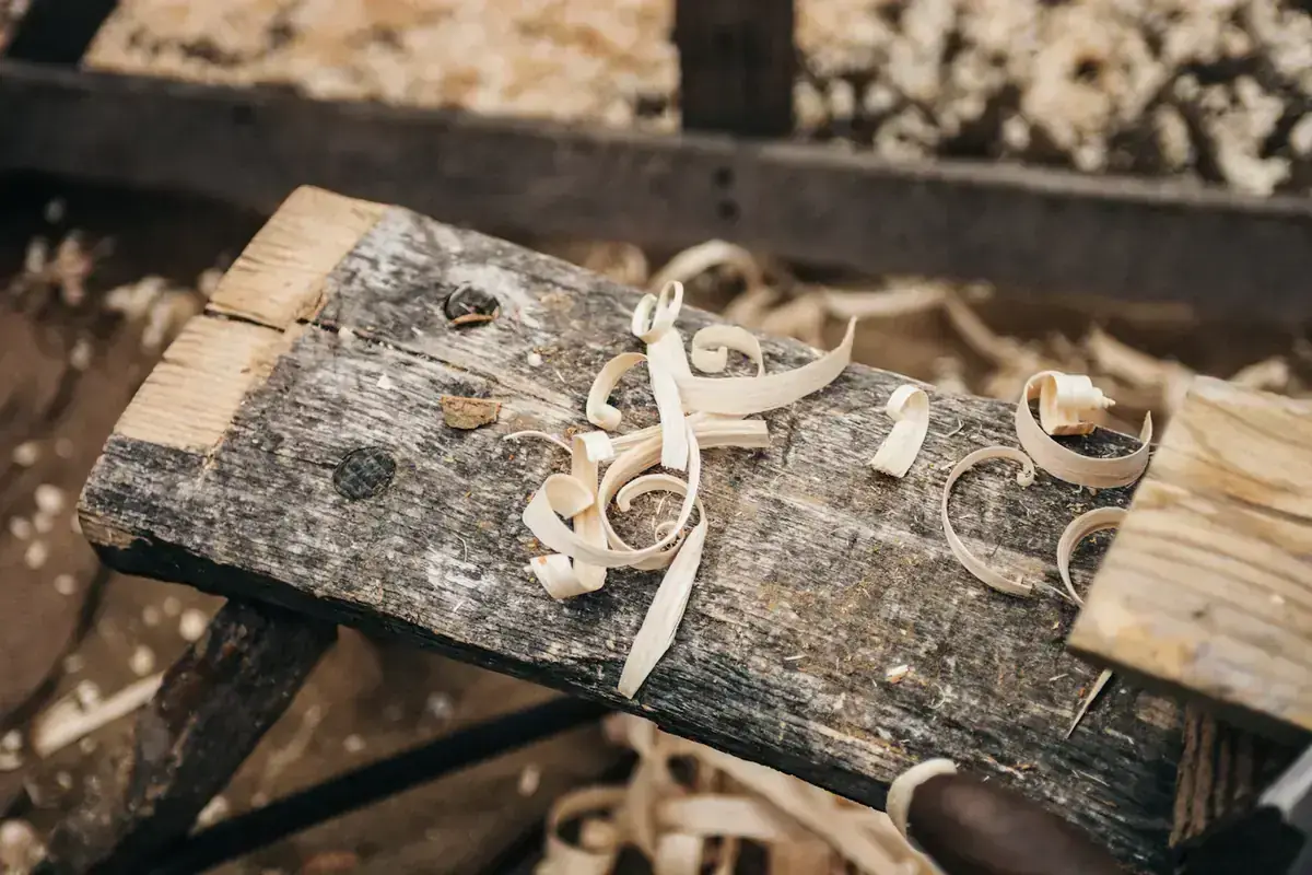 Copeaux de rabot sur un établi ancien
