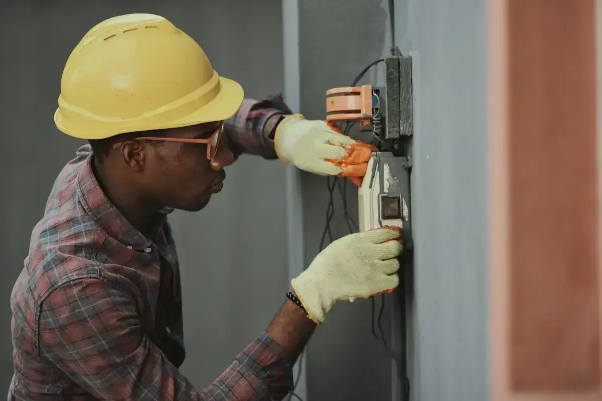 Électricien qui intervient sur une installation