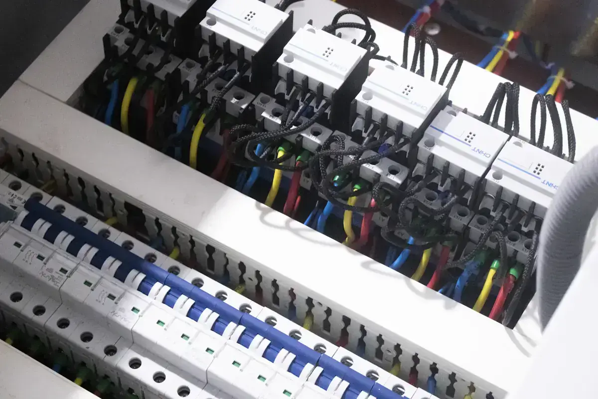 Tableau électrique avec disjoncteurs