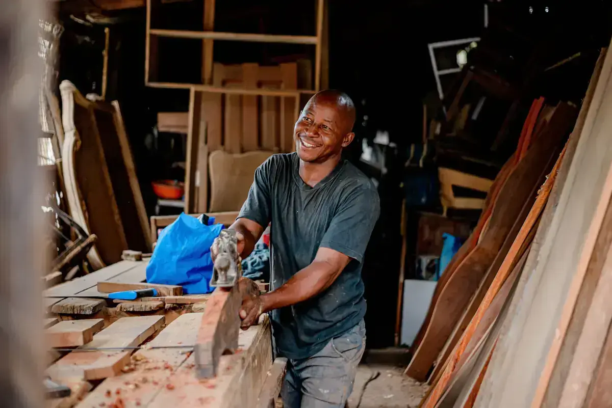 Outils de menuisier sur un plan de travail en bois