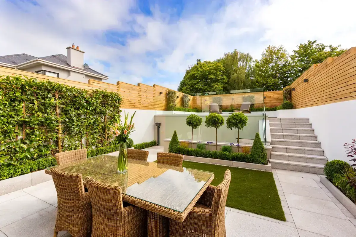 Terrasse avec salon de jardin et pelouse