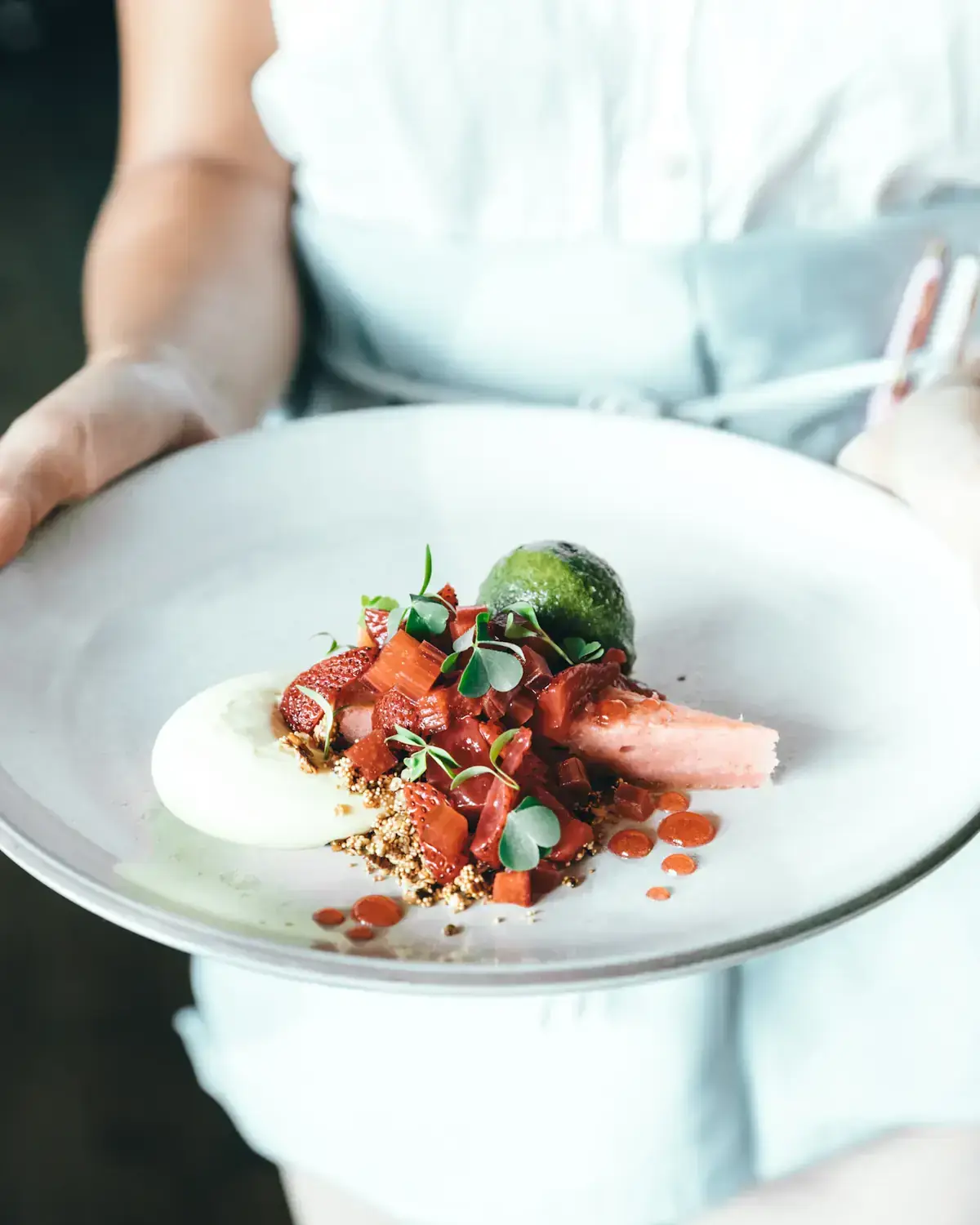 Assiette dressée portée par un serveur