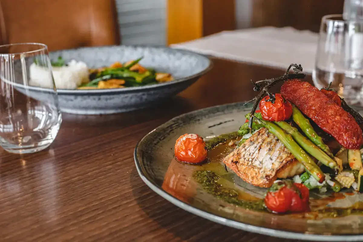 Assiette de poisson grillé, asperges et tomates