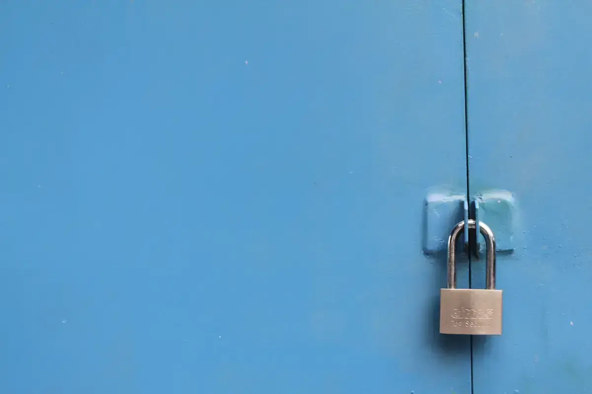 Cadenas fixé sur une porte métallique