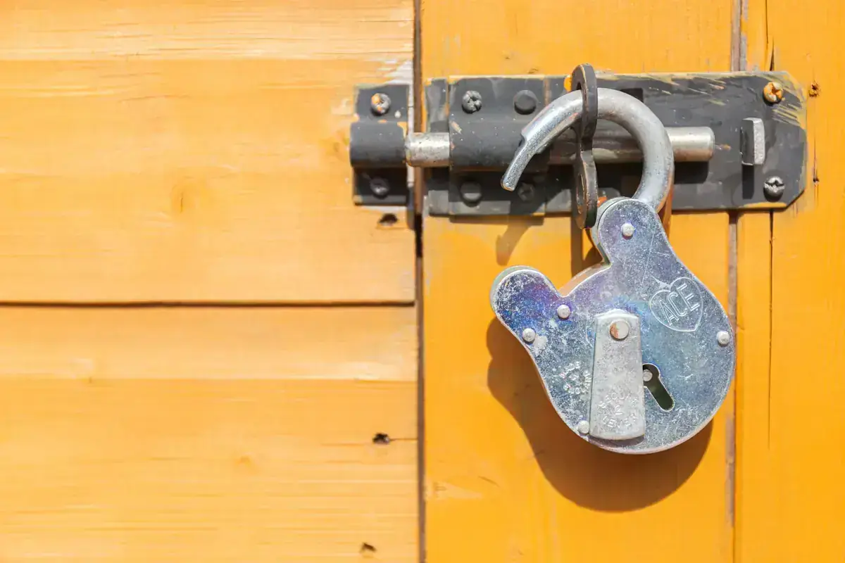 Cadenas et verrou sur une porte en bois