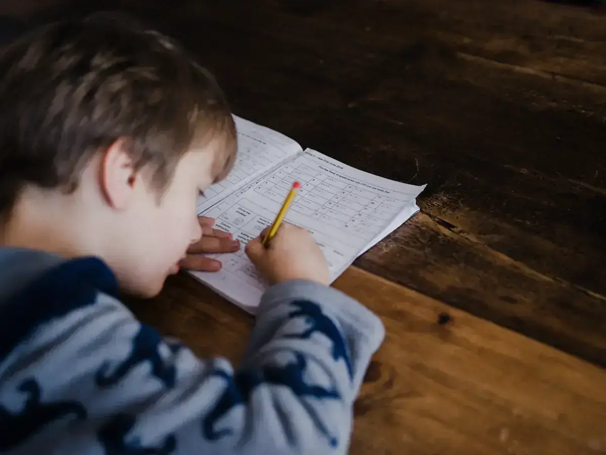 Enfant qui fait ses devoirs